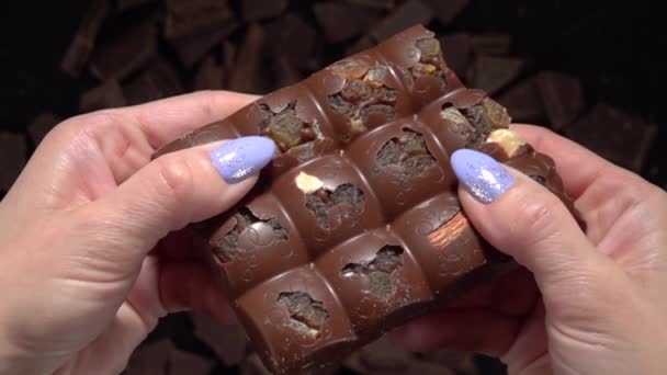 Rozbij čokoládovou tyčinku. Pomalý pohyb 500fps — Stock video