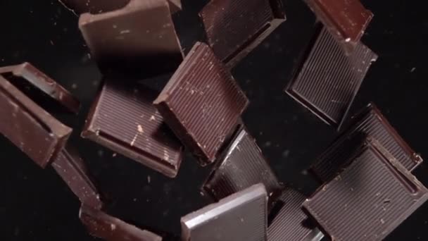 Explosão de pedaços de chocolate. Movimento lento 500fps — Vídeo de Stock