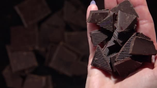Schokolade aus der Hand gießen. Zeitlupe 500fps — Stockvideo