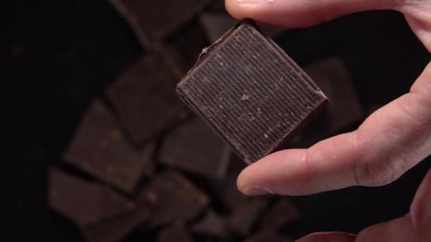 Gooi een reep chocolade. Slow Motion 500fps — Stockvideo