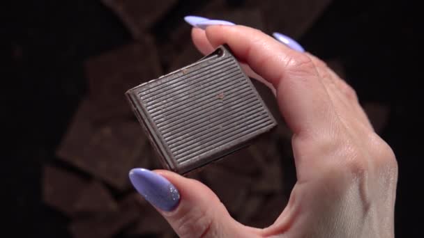 Rzuć tabliczkę czekolady. Slow Motion 500fps — Wideo stockowe