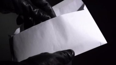 Eldivenler içinde dolar olan bir paketi kontrol et.