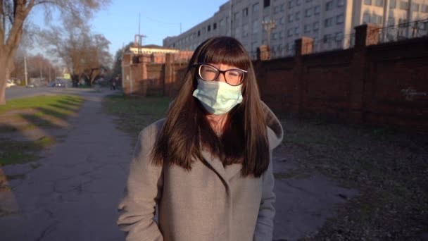 Kız şehirde maske takıyor. Yavaş çekim — Stok video