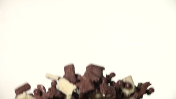 Взрыв шоколадных кусочков. Slow Motion 250fps — стоковое видео