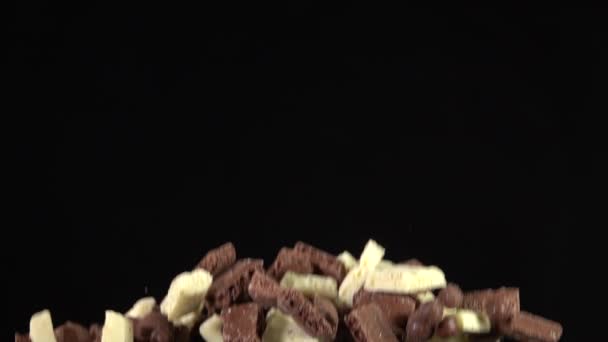 Έκρηξη τεμαχίων σοκολάτας. Αργή κίνηση 250fps — Αρχείο Βίντεο