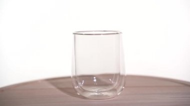 Bardağa çay yaprağı dök.