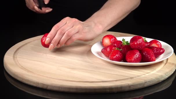 Nakrájené jahody nožem. Zpomalený pohyb 250fps — Stock video