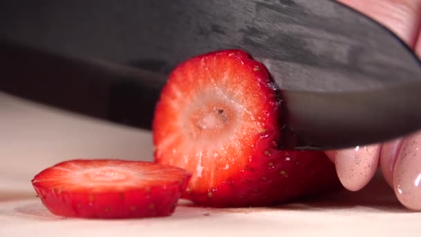 Skär jordgubbar i ringar. Långsamma rörelser 250fps — Stockvideo