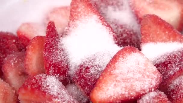 Erdbeeren mit Zucker bestreuen — Stockvideo