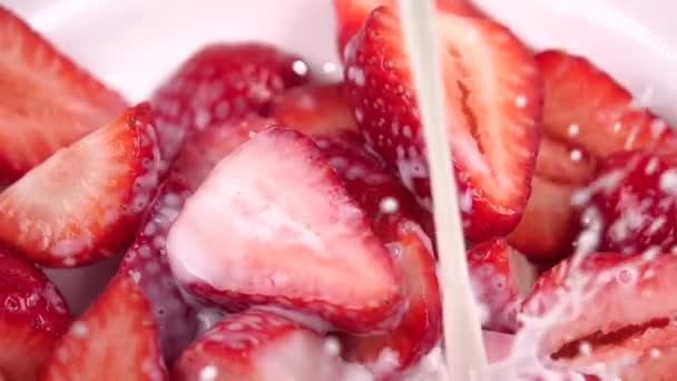 Erdbeeren mit Milch begossen. Zeitlupe 250fps — Stockvideo