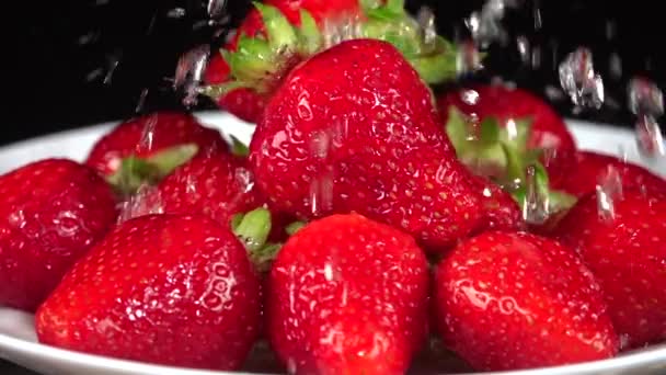 有水滴的草莓。慢动作 — 图库视频影像