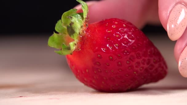 딸기 꽁지가 잘렸어. 느린 동작 250fps — 비디오