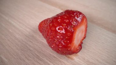 Bıçakla çilek kes.