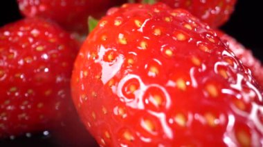 Çileklerin üzerine su damlaları düşer