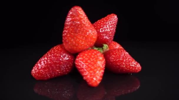 Aardbeien draaien op tafel — Stockvideo