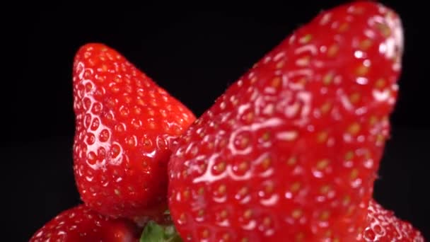 Φράουλες περιστρέφονται στο τραπέζι — Αρχείο Βίντεο