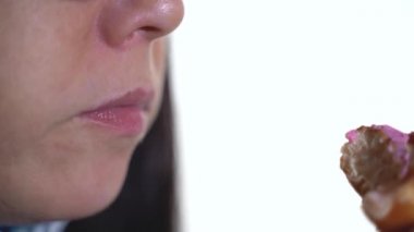 Tıbbi maskeli ve gözlüklü kadın 500 fps çörek yiyor.