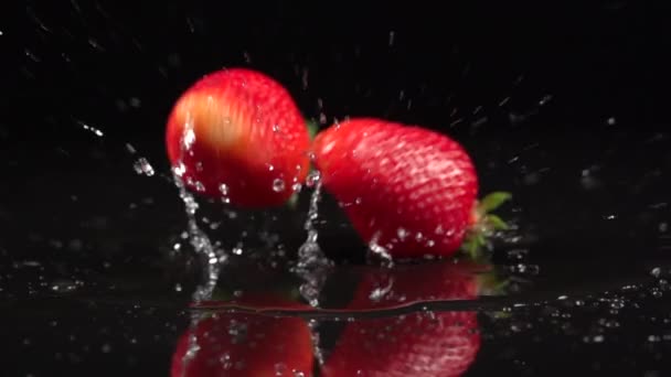 Fresas que caen en el agua. Movimiento lento 500 fps — Vídeos de Stock