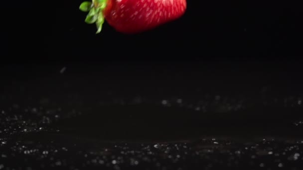 Fragole che cadono nell'acqua. Movimento lento 500fps — Video Stock