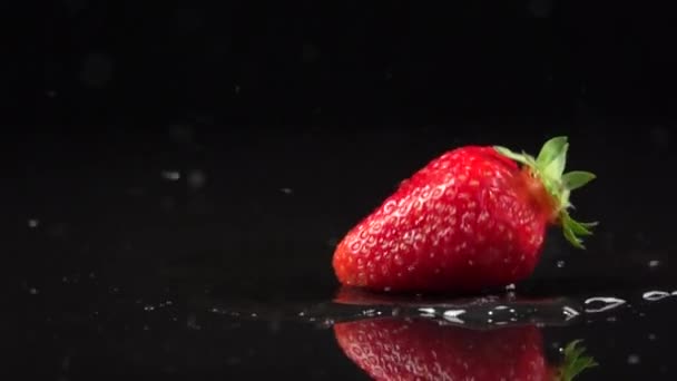 Fresas que caen en el agua. Movimiento lento 500 fps — Vídeos de Stock