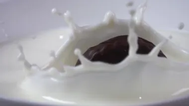 Kurabiyeler sütün içine düşüyor 500 fps