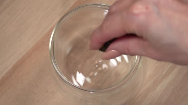Pour tea leaves into a glass mug. Slow motion 500fps — Stock Video