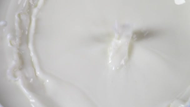 Каши, падающие в молоко — стоковое видео