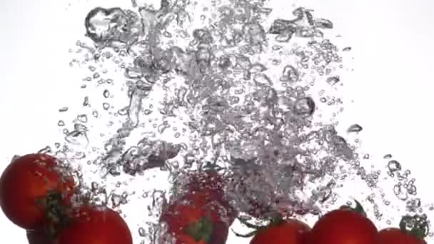 Os tomates caem na água. Movimento lento 250fps — Vídeo de Stock