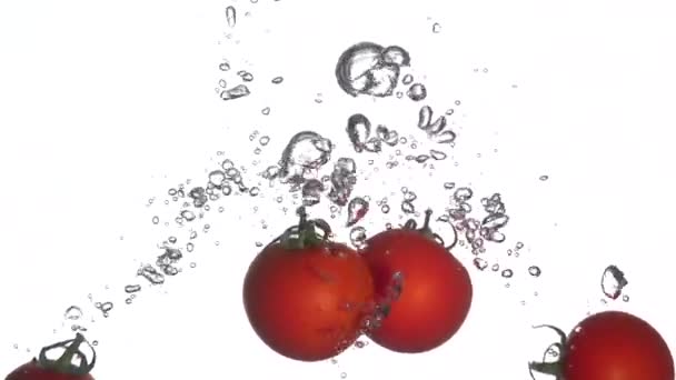 Pomidory wpadają do wody. Zwolniony ruch 250fps — Wideo stockowe