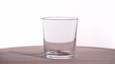 Suyun içinde Pop tableti. Yavaş çekim 250 fps