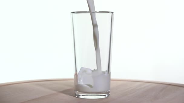 Milch wird in ein Glas gegossen. Zeitlupe 250fps — Stockvideo