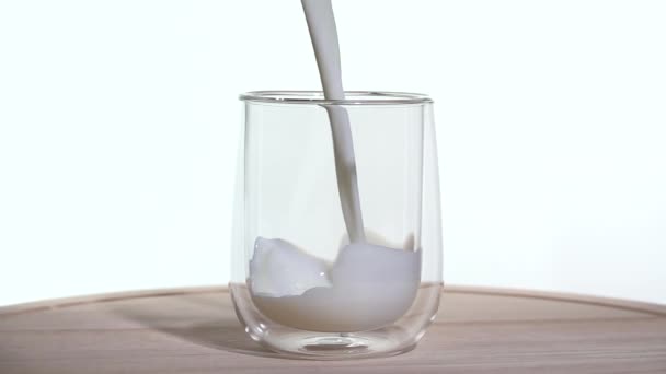 La leche se vierte en un vaso. Movimiento lento 250fps — Vídeos de Stock