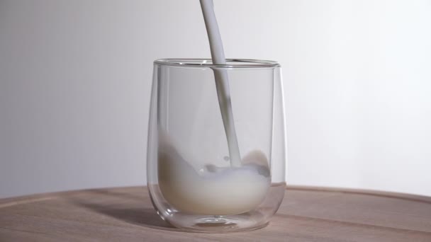 Melk wordt in een glas gegoten. Langzame beweging 250fps — Stockvideo