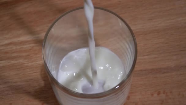 Le lait est versé dans un verre. Mouvement lent 250fps — Video