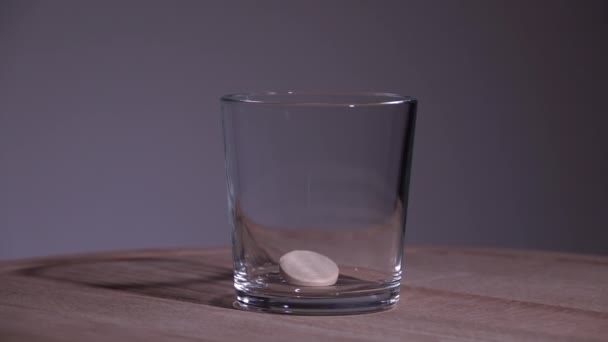 Pop tablett i vatten. Långsamma rörelser 250fps — Stockvideo