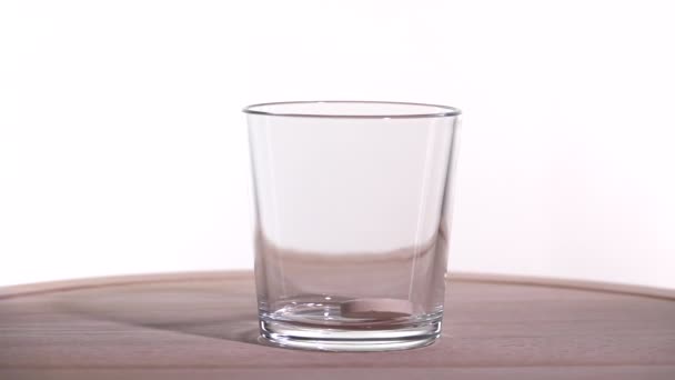 Comprimé pop dans l'eau. Mouvement lent 250fps