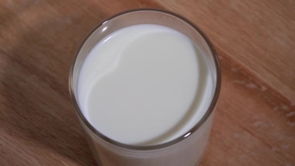 Jordgubbar som ramlar i mjölk. Långsamma rörelser 250fps — Stockvideo