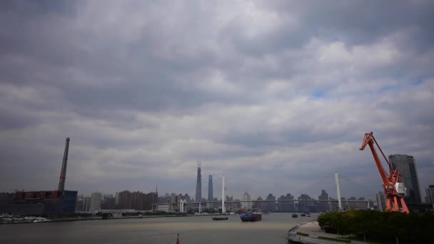 Lapso de tiempo, envío ocupado en el río, a través del puente marítimo, edificio urbano moderno . — Vídeos de Stock