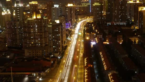 Time lapse tráfico urbano ocupado con rayas luces rastro por la noche, Shangai . — Vídeo de stock