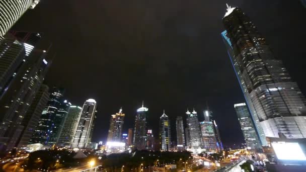 Panorámica de shanghai pudong centro de negocios por la noche, rascacielos iluminado . — Vídeos de Stock