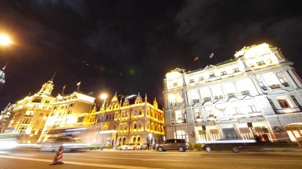 Sanghaji bund éjjel, a régi vágású üzleti épület forgalom. — Stock videók