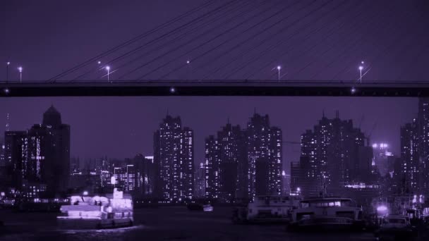 灯火通明的船只在河上到了晚上，跨海桥梁，城市现代化建设 — 图库视频影像