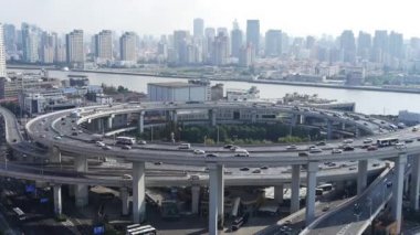 zaman atlamalı, kentsel Üstgeçit trafik değişim havadan görünümü.