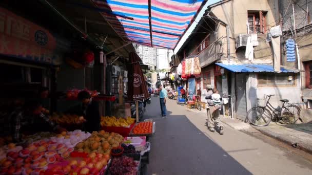 Typische chinesische Altstadtstraße, Shanghai Einkaufsmarkt Obststand. — Stockvideo