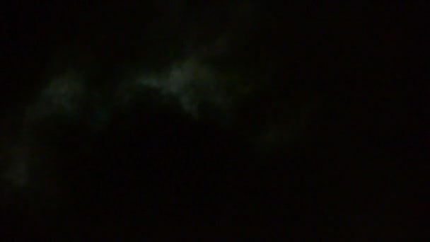 Mover la luna llena a través de nublado, vuelo nocturno sobre nubes y humo, hada misteriosa — Vídeo de stock
