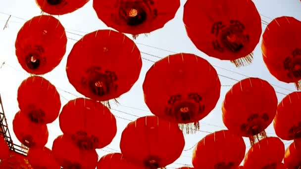 Červené lucerny střapec kymácející se ve větru, prvky východu, porcelán nový rok. — Stock video