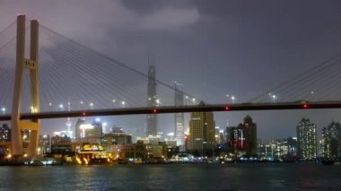 Timelapse, nehirde, deniz köprü üzerinden parlak kentsel nakliye meşgul bina.