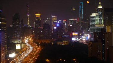 zaman atlamalı, yoğun şehir Bitirim ağır trafik sıkışıklığı, Şanghay pearl-kule geceleri.
