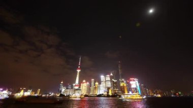 Gece, aydınlık Dünya Finans Merkezi binasında Shanghai bund.