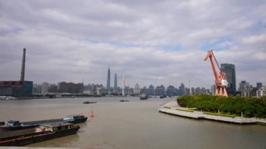 meşgul Nehri üzerinde deniz köprü üzerinden modern kentsel inşaat arka plan nakliye.